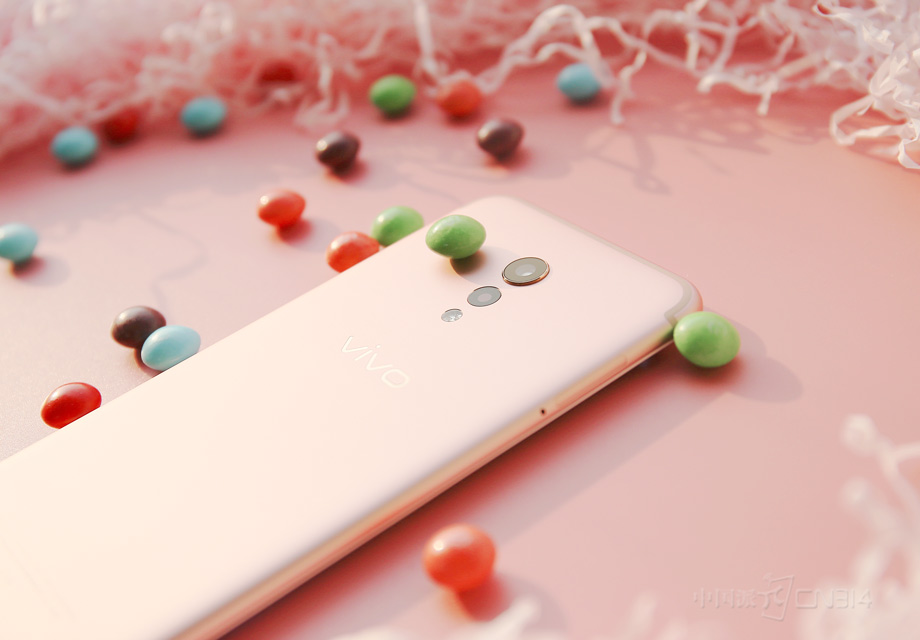 �ܶ���֮��Xplay6�ڹ�ҵ��ơ�ϸ�����������ſɱ����Ը�֪�Ľ������������͸�Ϊ���ա���࣬�������벣�����ʸ�ϸ�½�ϣ�������һ���콢���͵ĳ��⡣