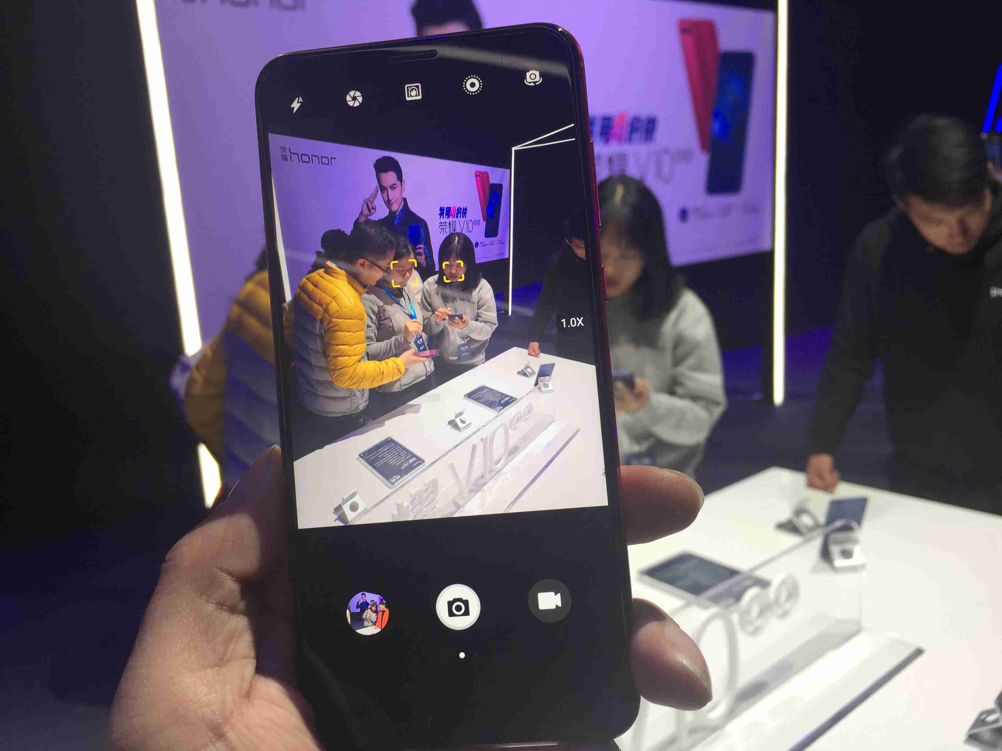 ���⻹֧�ֱ����滻���ڼҾͿ��Ի������硣ͨ��AI�㷨�������滻���ֱ�����AI CAMERA������ʶ��13�ֳ�������Բ�ͬ�ĳ������в�ͬ�Ĳ������á�