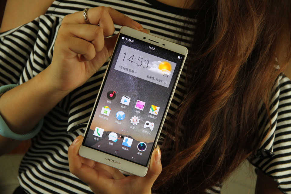 ��ΪOPPO R7 ���ֵܻ��ͣ�OPPO R7 PLUS����ӵ����OPPO R7��ͬ��ȫ����һ�廯������ơ�2.5D��������ȫ�����Ĺ��ܣ����һ��߱�6Ӣ�糬����Ļ������Խ���ָ��ʶ���4100mAh��������ص�������ԡ�