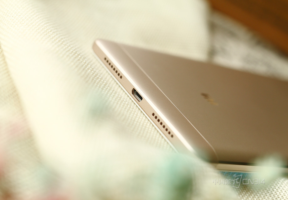 ������ͬ�������˶Գ�ʽ��ƣ�����������ͨ���ӿڣ�û��ʩ��Type-C���ǱȽ��ź��ġ�