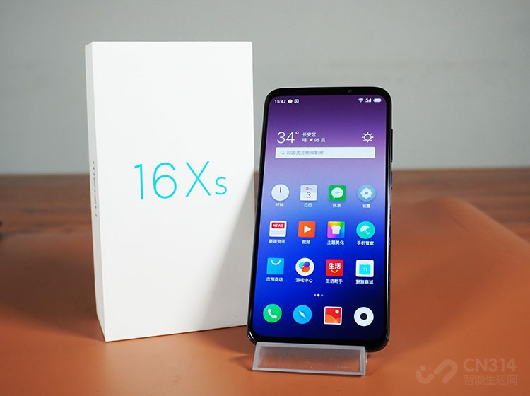 ��۷��棬����16Xsʹ����6.2Ӣ��AMOLED��Ļ�����Ҳ�ͬ��ʱ�����е�ˮ���������������ͣ��û�ʹ�õ������¶ԳƵ�ȫ����������ԣ�����δ������������ʽ���ľ�ͷ���