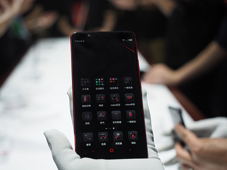 �ֻ������˶��ư��Nubia UI��Ȥ��ϵͳ���ı�Ĳ�����UIͼ�꣬�������ܺ͹��ܣ�����ȫ�µġ���Ƶ��ģʽ�������ƺ�̨���磬ѡ���������硢���š�֪ͨ����Ϣ�����������Ϸ������ӳ�����