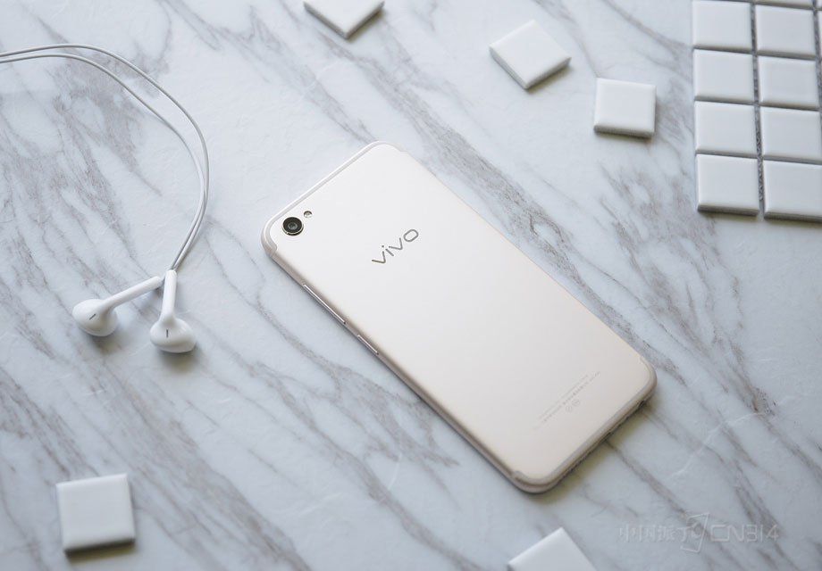 ��vivo X9s�ı��棬���ǿ��Կ������û��������������Ͻ�һ��ʽ��ƣ����ȫ��񷶥ʽU�����ߣ����������ߴ���������󣬴���Բ����ɵĻ������ȸ��ܴ���ʮ��ϸ����ճָС�