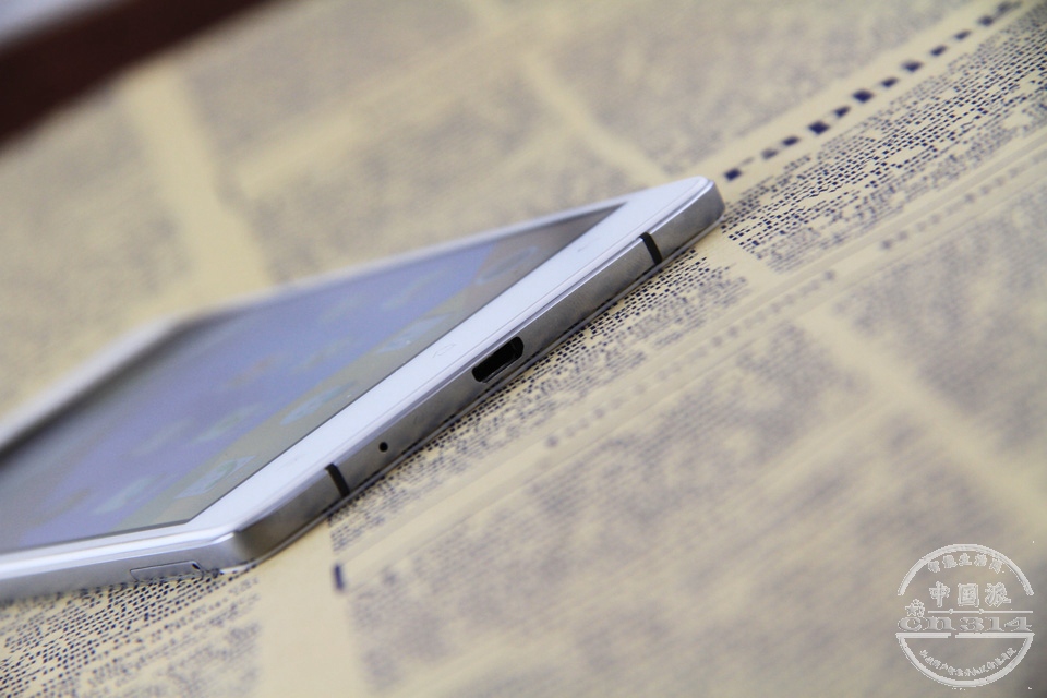 ײUSB߽ӿڣͬʱҲǶ|OPPO R5