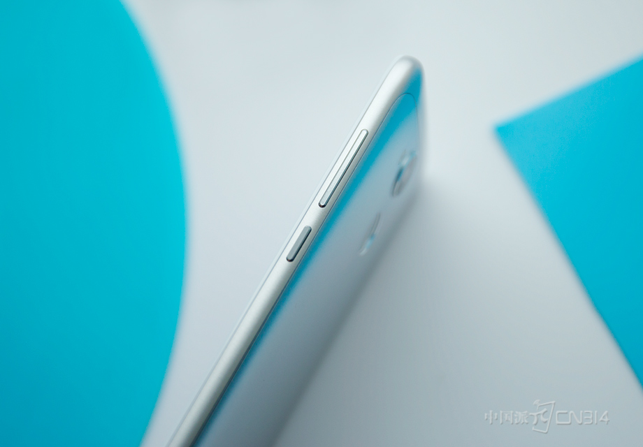 ����6A��û�в��ô�ͳ������ʽ��ƣ������������߸ǰ����п�һ�廯�Ĳ��ԣ���������Բ��ɫ�ʴ����Э����