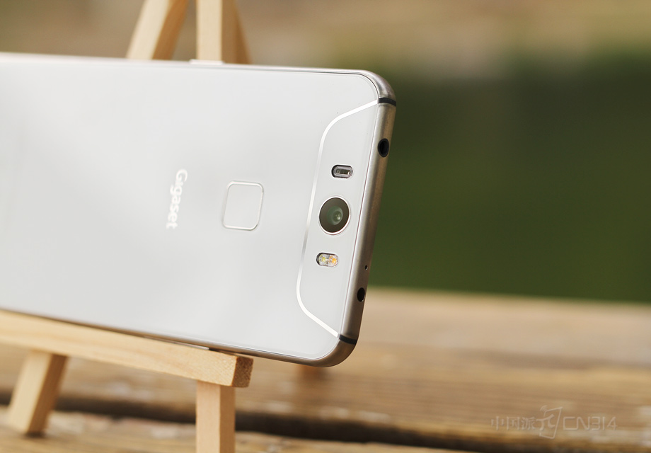 ����ͷ�·�Ϊһ��ָ��ʶ��ģ�飬ͨ����Ȧ����������ͷ�·�ΪGigaset��LOGO��