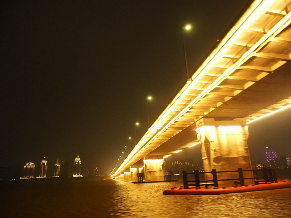 ��һ������֮�������8����ĵƹ����ͨ��һ�������ġ��󡱡����������ϲ���ʷ���ִ��ν�������Ӫ��������������߸������������о��۵ƹ������ġ�һ��������������ԡ��Ķ��ؾ��ۡ�