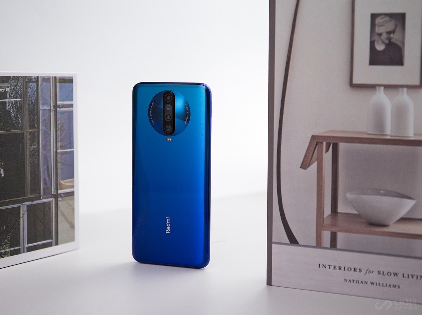 Redmi K30ϵ��������ͬ��Բ������������3D���������ƣ������ǿ��������ɲ������б�������ɫ���ṩ��ʱ����ס��΢�⡢��Ӱ���衢���񻷾����ֶ�����ɫ�������õ����΢�������Źۿ��ǶȲ�ͬ���任����ǳ��һ����ɫ��