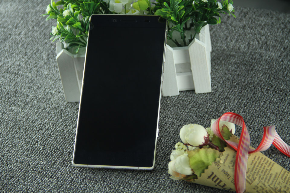 ����E8���������һ���6Ӣ���С������AMOLED��Ļ����Ӱ����ǳ���