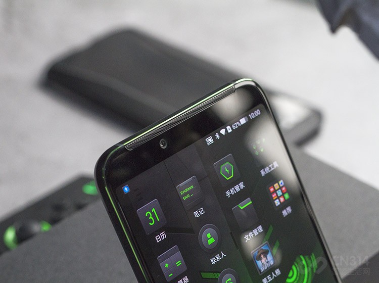 6.01Ӣ���18:9ȫ����ӵ��1080P�ĳ��߷ֱ��ʣ�ˢ����Ϊ60Hz����Ļ�����ܶ�408ppi����ʾЧ������ϸ�塣ӵ�ж�����ͼ����оƬ�Լ������˶�������������ʹ��Ϸ���ʸ��ã���֡�������ȶ���