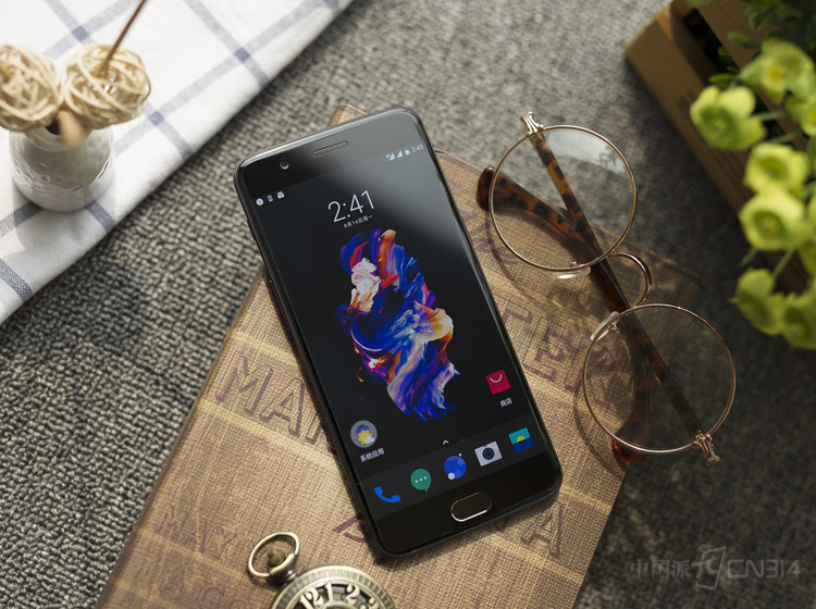 Ũ����OnePlus�������Ϸ�˿�Ƕ����������Ѿ��Ƕ��������ˡ�