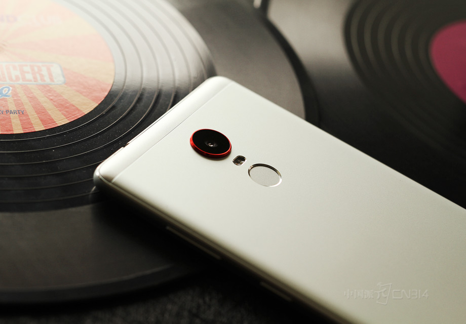 ������ͷ����ĺ�ɫСԲȦ��ƣ�����������ƺ�ָ��ʶ��ģ�顣