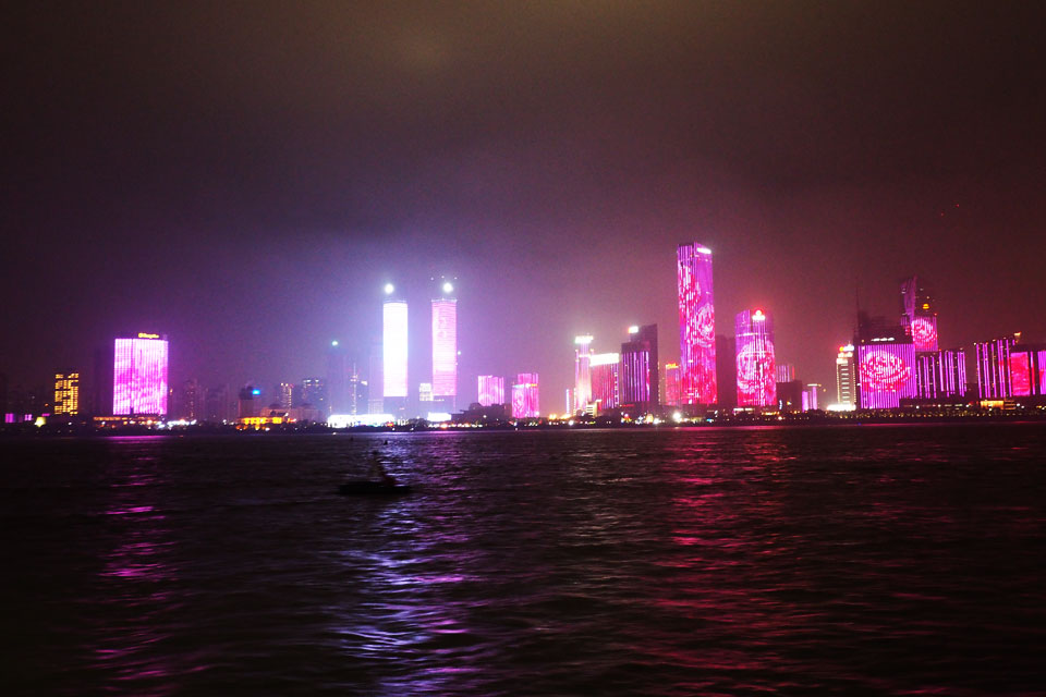 ��ivvi�����ˣ��������ð���ͨ���硱����11��19�������ϲ��ӽ�һ������8���296������ͬʱ����������������һ���ر�ĵƹ���΢��Ӱ