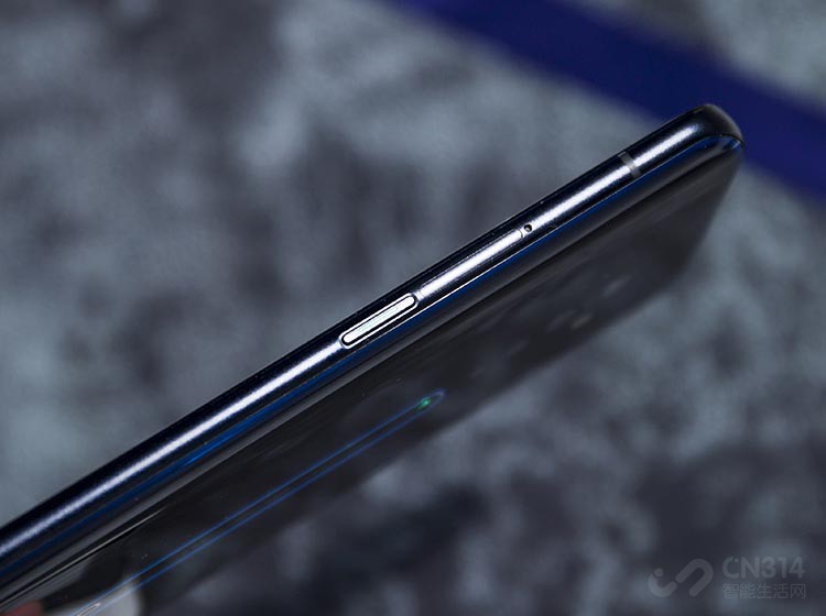 �����÷��棬OPPO Reno2����������730G�����������Game Boost 2.0�Ż�����ɣ�Ϊ���ε�������Ϊ��ɫ����Ϸ���飬ͬʱ����֧�� Hi-Fi��Dolby Atmos �ű�ȫ������NFC��˫ Wi-Fi��VOOC 3.0 ����ȹ��ܣ�ȫ��λ���������ߵ�ʹ�����顣