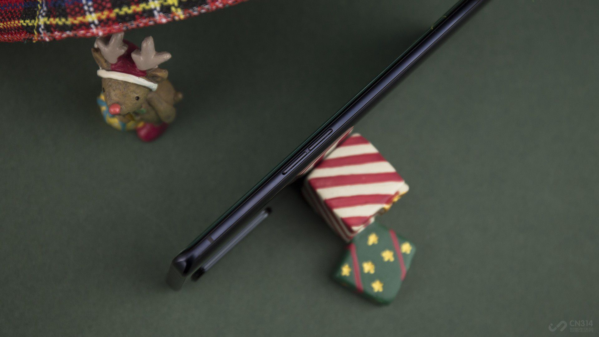 �����ĺ�Ƚ���7.7mm����һ�ڳ���8mm���콢�����У�Reno3 Pro�ǵ�ǰ��Ϊ�ᱡ��5G�ֻ���Ϊ��ʵ����һ����Reno3 Pro�����˽���0.59mm��ָ��ģ�飬���Ҷ����������ĺ�������ǰ��Ҳ������0.3mm������������Ҳ���ٵ���171g��