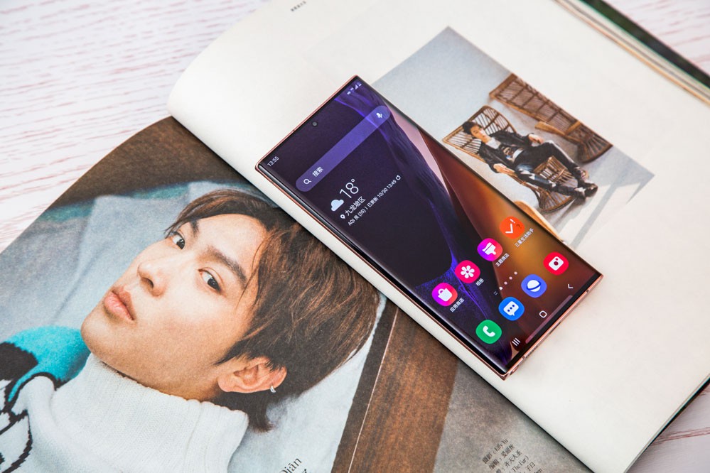 ���⣬����Note20 Ultra�ķ�ֵ���ȴﵽ���˵�1609 nit��Ŀǰû�������ֻ��ķ�ֵ���ȱ������ߣ��û���ʹ�ڷǳ�ҫ�۵Ĺ�����Ҳ���õ��Ŀ�������Ļ�ˡ����⣬�������к�����ı���������13������Ҳ��ҵ����ͣ��û���ʱ��ʹ���ֻ��۲�Ҳ�����к�ǿ��ƣ�͸С�