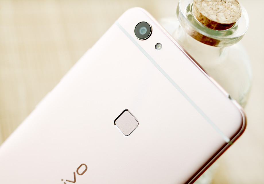 �����ԣ��ڱ������Ϸ�ӵ��һö������������ͷ����Ȼ����ͷ��΢͹�𣬲�����㻹���н���Բ�������ģ�����vivo X6һ��������ָ��ʶ��ģ�飬���ٽ������黹���ٲ��˵ġ�