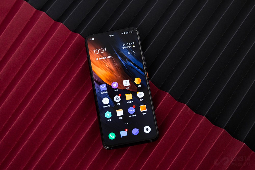 ����2020���Ѿ��ߵ����·��ˣ���Ȼ���黹û����ɢ������Ϊ�ֻ���ҵ��������Ѱ���˼���ڸ�·�»����ˣ����øոշ���û�����iQOO 3��˵�������2020�굽�����ϸ������ϵ��콢��֮һ����ӵ����865��������˫ģ5Gͨ���������������㡢���������������㣬iQOO 3�ܵ��ڶ���ҵ�׷�������ھ͸������ǵľ�ͷ�������¸û��������ɡ�