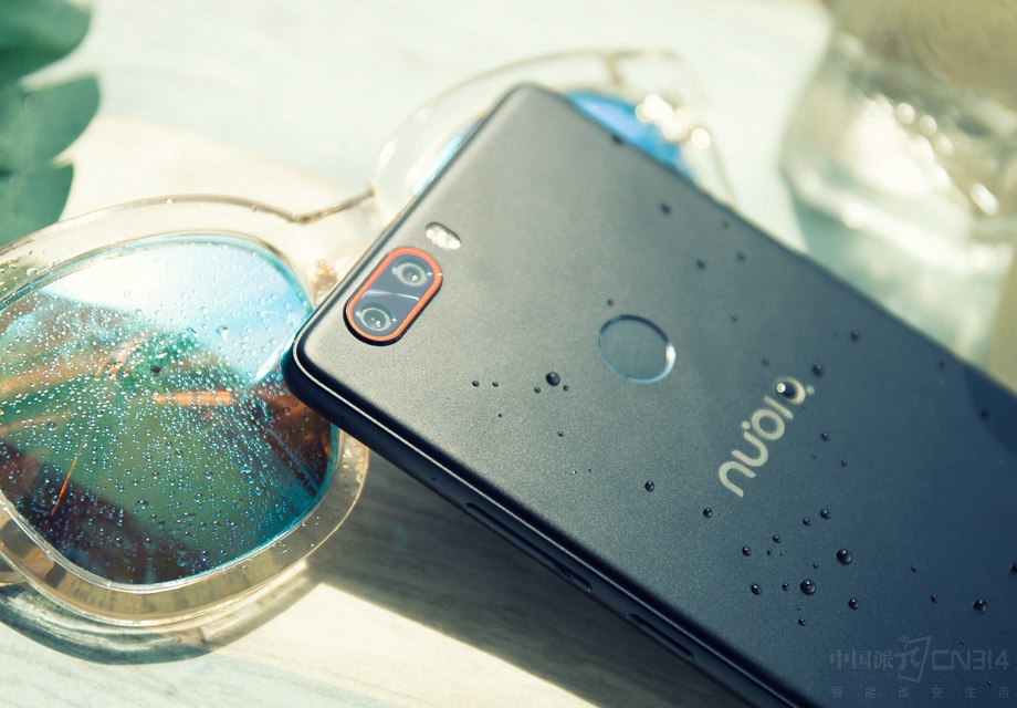 Ŭ����Z17���������ͷΪ2300��+1200������˫��ɫ����ͷ��֧��2��˫��佹��ʮ����̬�佹�Լ�����ģʽ�ȶ�������ģʽ�����ڴ����յı�����Σ�С�൹��������һ������ģʽ����������ƷЧ��ȷʵ����ܶࡣ