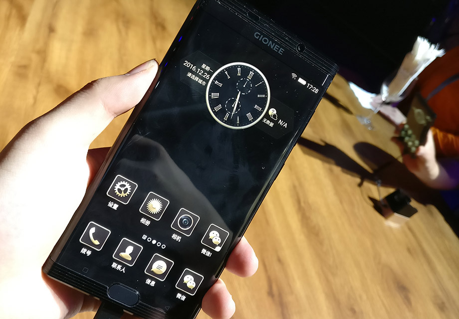 ��λ�ڸ߶������콢�Ľ���M2017����һ��5.7Ӣ��2K������Ļ���������������޿����ޣ���������Ե�������У������ճ����ʾ��ԡ�