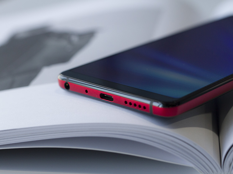 �ֻ��ĵײ�������3.5mm������ף���˷磬Type-c�ӿڣ��Լ������ס�ϸ�������ǳ��ľ��£���ָ������û�к��޸��ָо���Բ���ޱȣ�