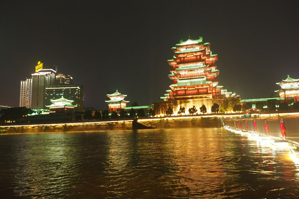 �����󣬽���������¥֮һ��λ�ڽ���ʡ�ϲ����������ؽ�·�ӽ�������ʼ�����Ƴ��������꣬����̫��������֮�ܡ�����ԪӤʼ���������������ʫ������ʫ�䡰��ϼ�������ɣ���ˮ������һɫ��������������