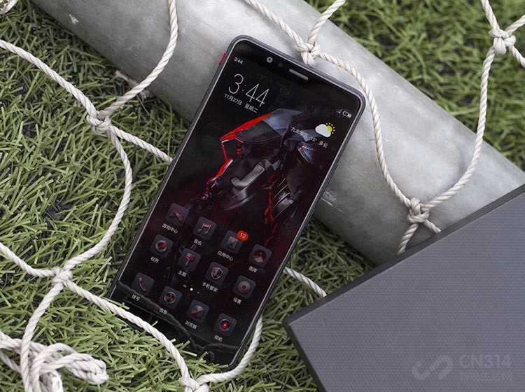 ������Ȼ�����˷�����ȫ������ƣ�6Ӣ���LCD��Ļ��FHD+����ֱ��ʼӳ��£��ܹ��ṩ��Ϊϸ�����ʾЧ�������Ҳ������ҵ�˫������˺������ڵ�ǰ���ֻ���Ʒ���Ǽ�Ϊ�ټ��ġ�