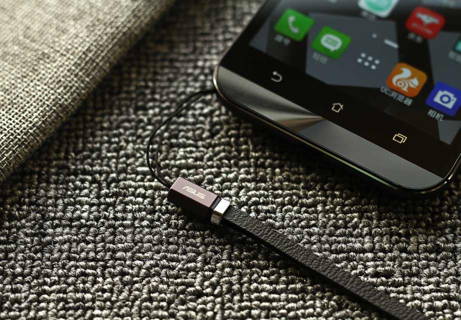 ��˶ZenFone Zoom�ײ�������˫�°͵���ơ�����ǰ�����ᵽ��ͬ��Բ��·װ�Σ��������������ֻ����ʸС��ֻ��Ľ�Ҳ�����˴󻡶ȵ���ƣ��ճ�ʱ�ֻ������������ơ�