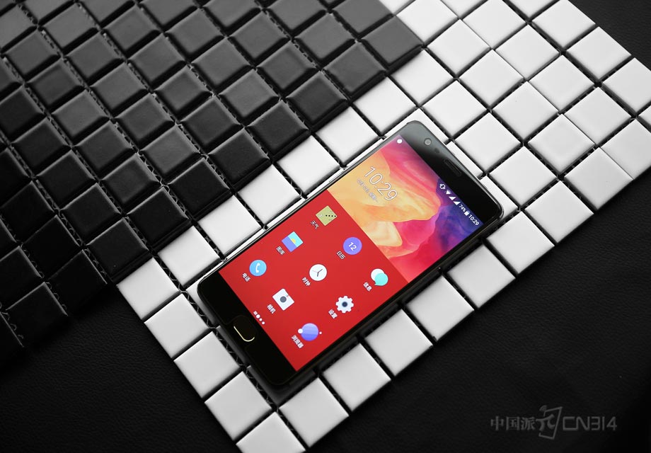 OnePlus 3T��������Ʋ�����OnePlus 3��ȫ��ͬ������OnePlus 2����������5.5Ӣ��Ĵ�С�������ǵ����û����ܶ���ߵ���ӹ�ߴ硣