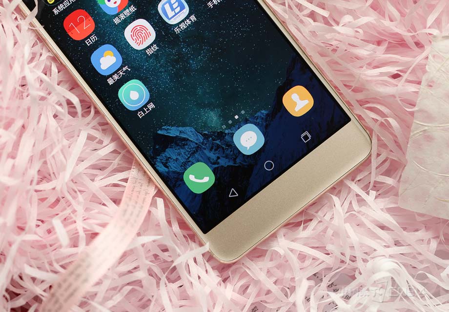 �����ײ���ivvi i3�����˱�׼�İ�׿���ⰴ����ƣ�Ϩ��״̬�£����̶ȱ����˻����ļ���һ���ԡ�