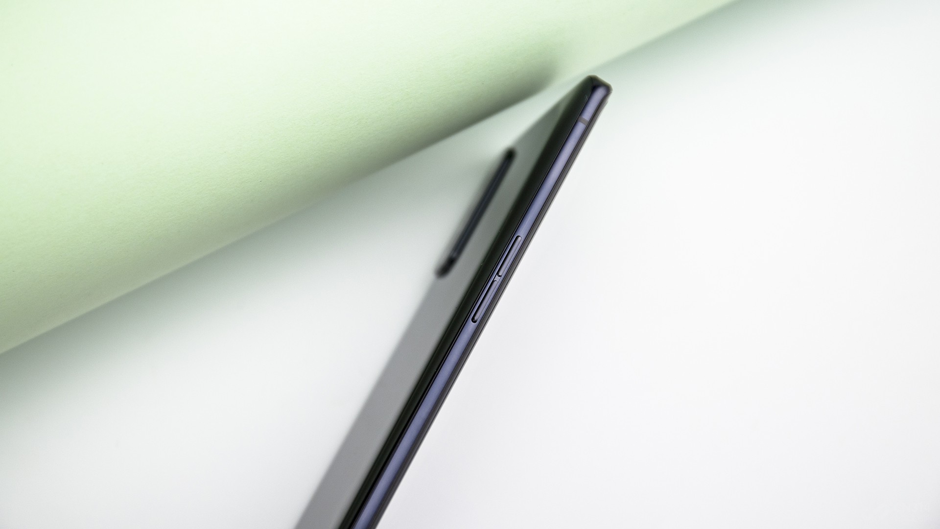 OPPO Reno3 Pro��Ϊ�ᱡ��������Ƚ�7.7mm������ֻ��171g����Ҫ��������ͷ����Ļ��ָ��ģ��Ȳ����ϣ�����ȫ����ᱡ������������ȫ�µĳ������ָ�ƣ���ָ��ģ��ĺ�ȼ�����90%��