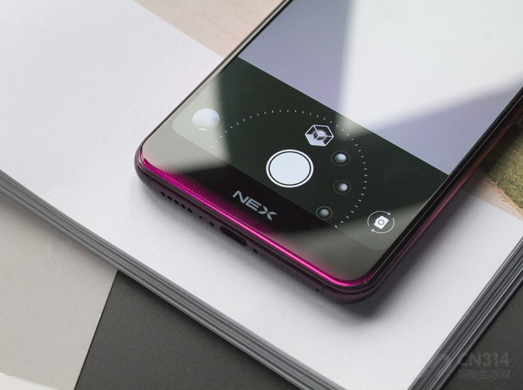 �û����ĵ�����ͷ�������棬һ��ȫ����˫�˶Խ���1200�����ص����㣬��������IMX363���������������ŷֱ���TOF����ͷ�Լ�ҹ������ͷ��