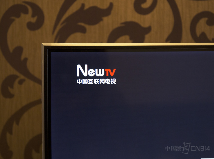 ������������Ӿ��Ͽ���˵����Ļ�ͱ߿��޷���ݣ������ޱ�ƴ�ӹ�������Ļ��߿��Ȼһ�塣