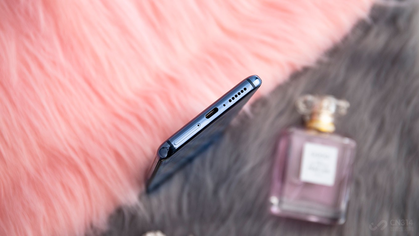 �����ײ�����ͨ����˷硢��������USB Type-C�ӿڵȵȡ�ͬʱSIM�����Ҳ�ڻ����ײ���