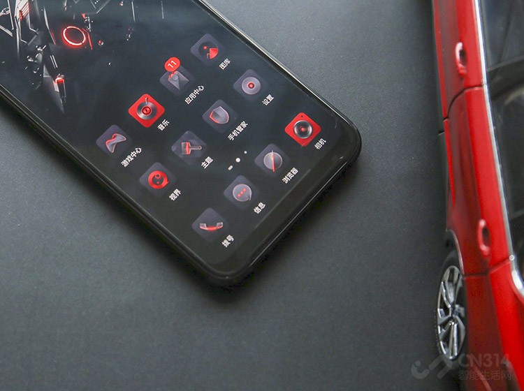 ����������������855�������䱸�����12GB�������ڴ棬ϵͳҲ��������Redmagic OS 2.0�汾���������ܵ�GPU��CPU���ܵ��ȣ�����Ϸ������������������µİ������ܷ��У���ħ3��437524�ֵĳɼ��ɹ��Ƕ������ƽ�󻹻ᡰ�԰񡱺ܳ�һ��ʱ�䡣