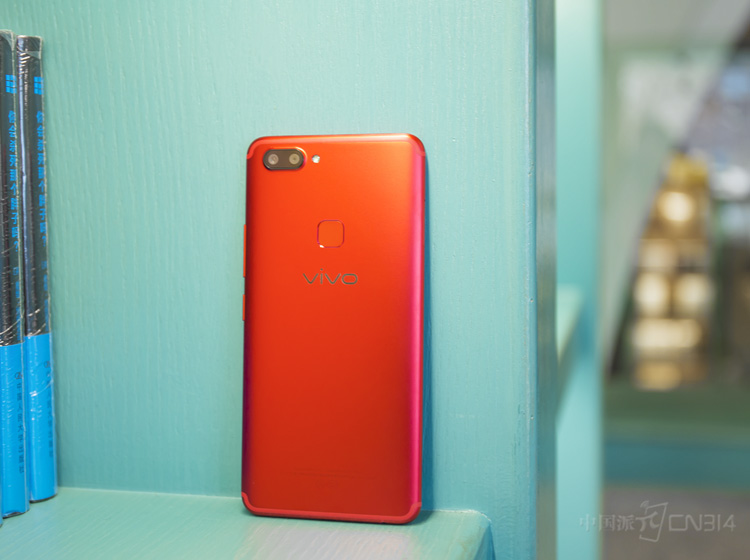 ���ɫ�Ļ�������300��δ��������к�ǿ���Ӿ��������������ף���������е�ɫ����ƣ�����һ�۾���ץס����ı�ʶ�ȡ�