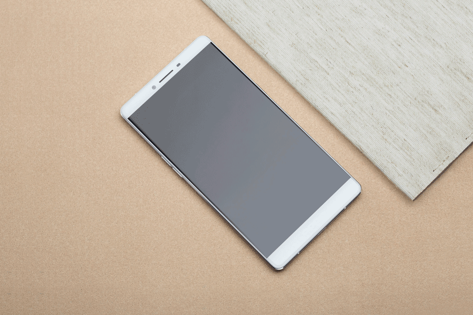 ȫ����������OPPO R7 Plusӵ��6Ӣ�糬��2.5D��������������ó�խ�߿���ƣ���ռ�ȸߴ�80%�������ߴ���Ƶúܺ�