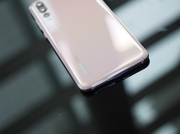 �����ͼ�����ǿ��Կ�����ɫ���ɫ�ı��Ͷȡ���������ǡ���ô��������ŽǶȵı仯չ�ֳ���һ������ζ���й���������Ů�ģ�