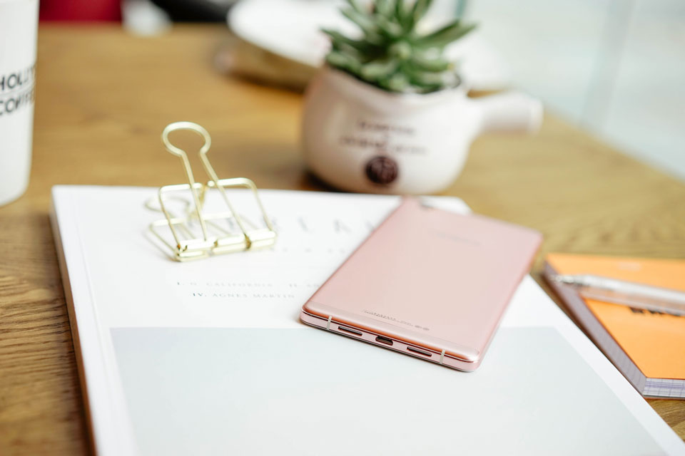 �ڽ������ܻ�ʱ����õ���ɫ�����˶��ݵĶϵ�������������⼸��ĸ��ŷ�ε���Щ���ң�����OPPOҲ���Ÿ�����һ�ѣ��Ƴ���ȫ�¡������ԡ�OPPO R7sõ���ɫ�棬�ñ������ڽ԰��Ĳ�Ʒ��ø������ˡ�