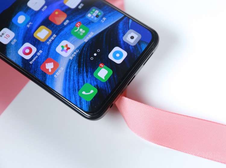 ���⣬�Դ������ܼ�����������¼SoLoop����Ϊ��ƥ�����֣�������ͬ�����ļ�����ת��Ч����������Ļ������ʶ����Ƶ�ڵ������Ի���Ȼ���Զ�����������Ļ��ʶ��׼ȷ�ʴ�ߴ�90%��ͬʱReno2��֧����Ƶ�佹����Ƶ�����黯����Ƶ������ȹ��ܣ�����רҵ�˶������һ�������ɴ����Լ���V-LOG��