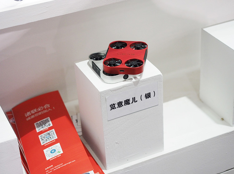 ���ֳ�������Ա���ܣ����䱸������ͷ�߱�רҵ�˶���������1/2.3 CMOS����������Ч����800�򣬿�����1080p��30fps���ȶ�������Ƶ��