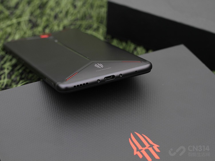 �ײ������������ֻ���Ͳ�γ�˫��������Ч�����Ӷ�����ħMars��3D������Ч���ֵ����쾡�¡�ͬʱ�ڻ�������Ҳ�б���3.5mm�Ķ����ӿڣ�����ͨ�����������ܺ�ħMars�����ױȵ���Ϸ��Ч��