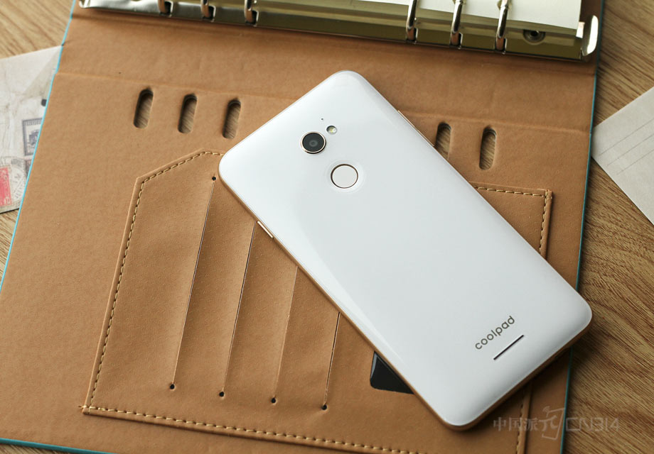 ����Pro2������ǰ����3D��������ƣ�3.5mm��խ�߿򣬶��ز�����ǲ��ʣ���ǰ��˫������Ϊһ�壬���������������ࡣ