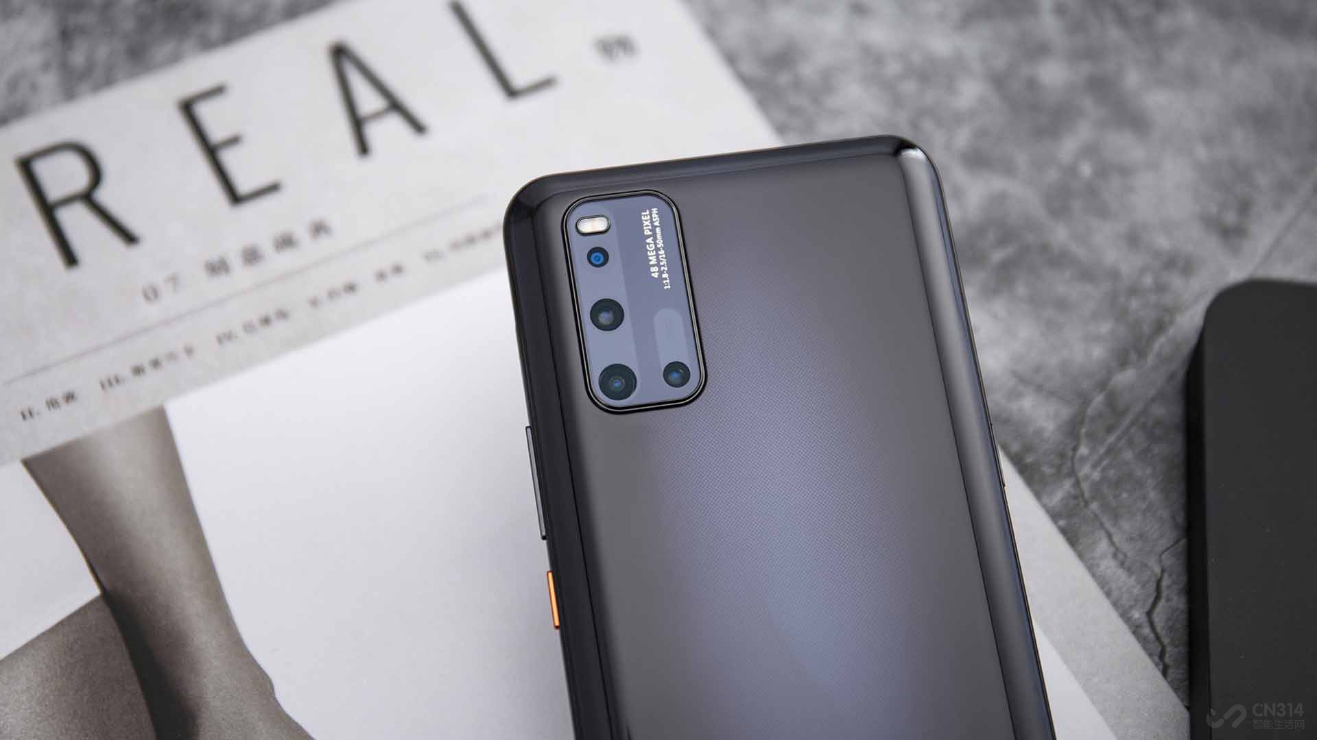 �ֻ������˺��������񣬲����Ծ�����̬λ�ڻ������Ϸ���������ͷ�����ر������һ��AG��ɰ���գ��ƹ�����벣�������γ�һ�ֶԱȣ��ʸи���һ��¥������õ���4800������ȫ����AI����,���Գ�����⡢����ҹ��3.0�����չ��ܣ�iQOO 3����������������������