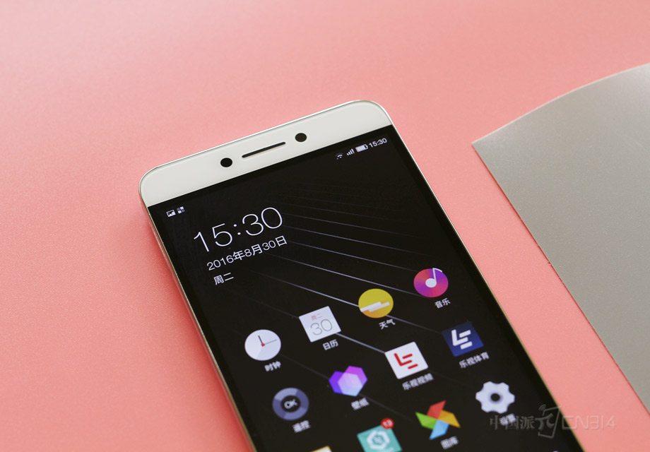 ����Ļ����Ϻ�ɫ�������ֱ������һ��ȫ�µĸ߶ȡ�ǰ�����Ͳλ�ò��öԳ���ƣ����Ϊ���봫�������ұ�Ϊǰ������ͷ