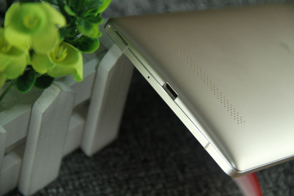 �ײ�ΪMicro USB���ݽӿ�