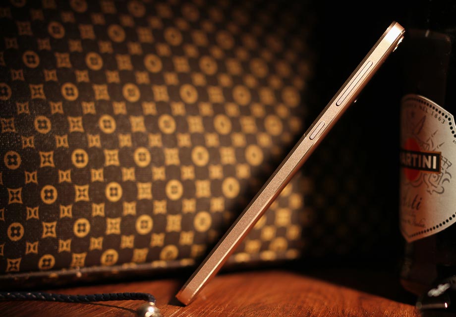 �������͵�Դ���������ڻ����Ҳ࣬�����ճ�ʱ��ʳָ�պ��ܴ�������Դ������ƻ��ǱȽϺ�������1s�߿�����±߾������˵��ǵĴ������ֱ�ʹ�߿����±��뱳�Ǻ���Ļ�Ĺ��ɱ��ƽ����������������Ƶ�˫C����ơ�