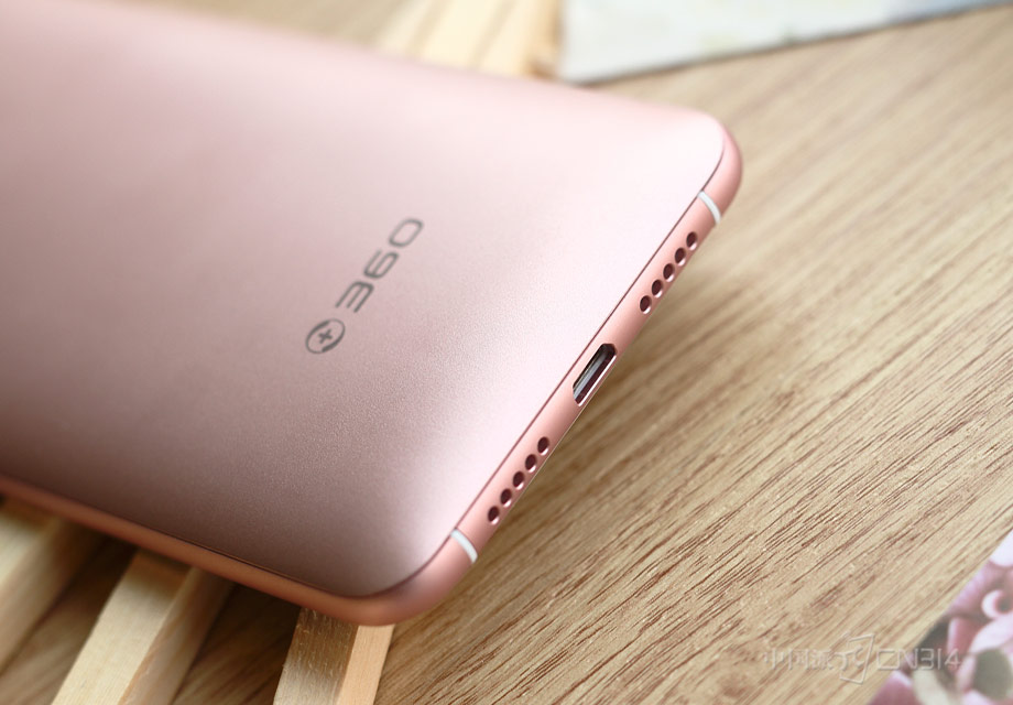 USB�ӿڲ����˸���ͨ�õ�2.0��׼������Գ�ʽ�������ʵ��ֻ���Ұ벿������������������������Ƶĳ��������ǶԴ�Ů���û��Ĺذ�����