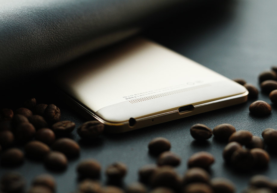 �ֻ����нӿھ�λ�ڻ����ײ����м�ΪUSB Type-C�����Ҳ���3.5mm������ס�