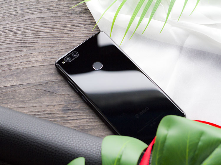 N7 Lite�ĺ�ǲ����˺�ǰ���ԳƵ�2��5D����������ϵ����Ԫ�����˾���������Ĵ��������˱�Ҫ��˫�㡢����ơ�����ָ�ƣ�ʣ�µ�360�ֻ�logo���ֻ���Ϣ�������ñȽ����Σ��������Ӿ�����ɸ��š�